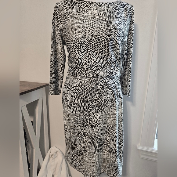 J. McLaughlin Dresses & Skirts - J. McLaughlin Sage Ruched Black & White Animal Print Midi Dress Women's Sz Small